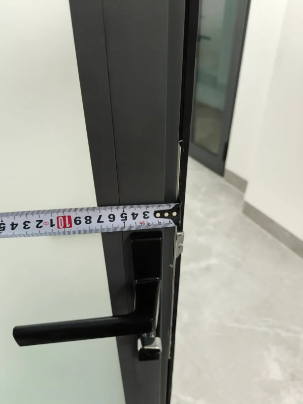 Đo chiều rộng đố cửa nhôm trước khi lắp khóa vân tay