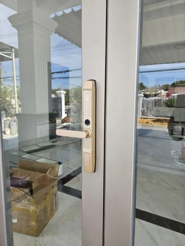 Khóa vân tay cửa nhôm có chống nước không? 7 sự thật cần biết 3 Khóa vân tay lắp trên cửa nhôm kính đố hẹp