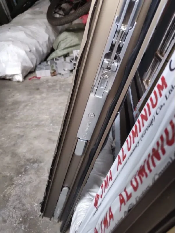 Chốt âm và thanh chốt giữ cánh phụ trên cửa nhôm.
