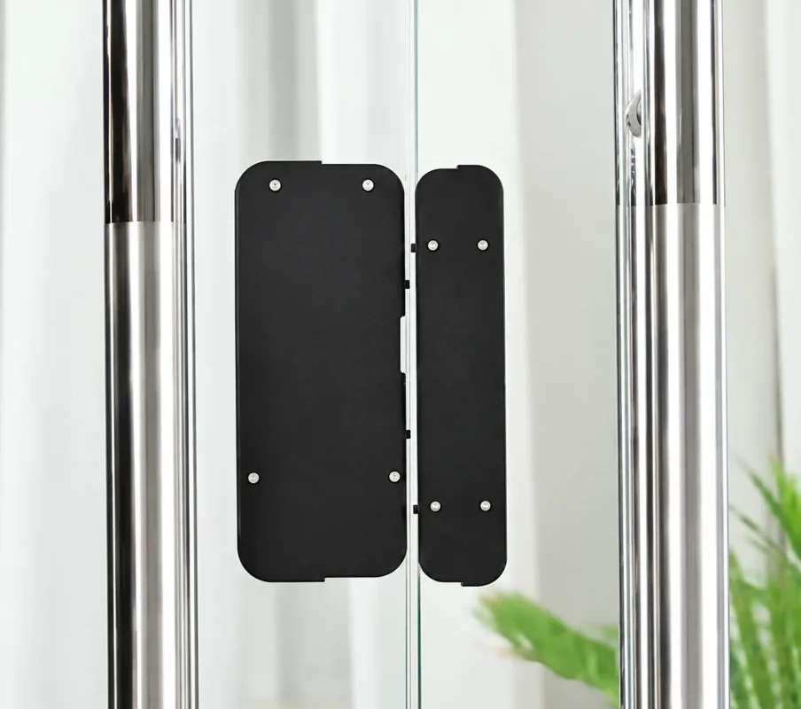 Lắp khóa vân tay cửa kính có cần khoan không? 5 lưu ý 2 Hai bộ phận gá màu đen lắp đối diện nhau trên cửa kính hai cánh, giữa các tay nắm inox.