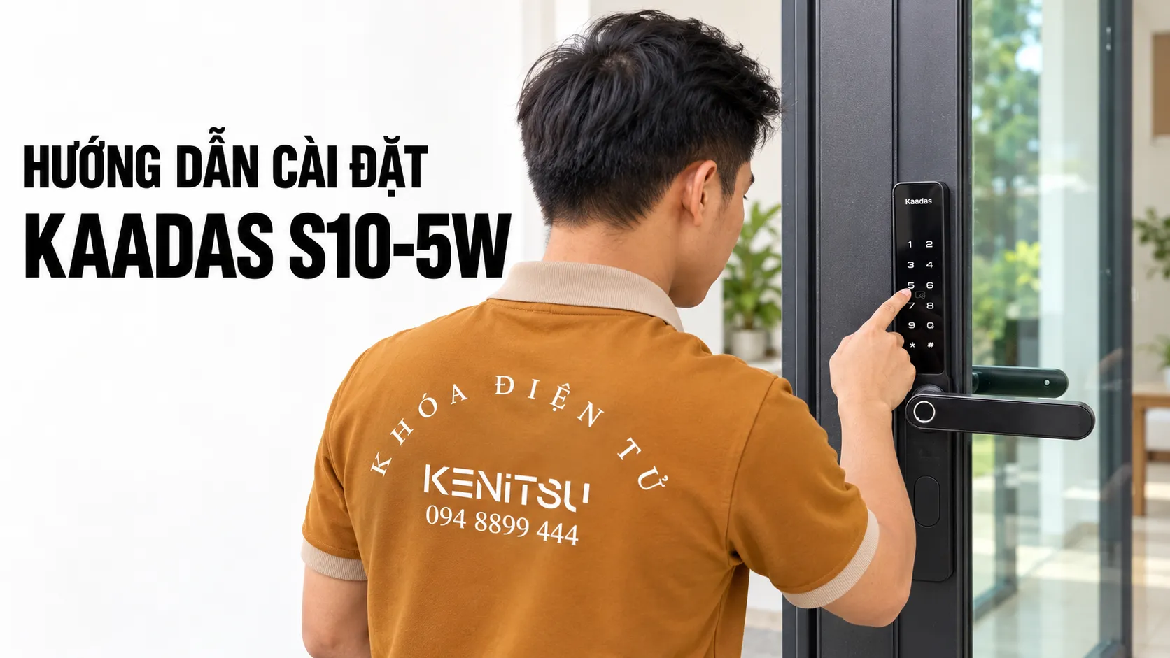 Nhân viên mặc đồng phục Kenitsu cài đặt khóa Kaadas S10-5W trên cửa nhôm kính.