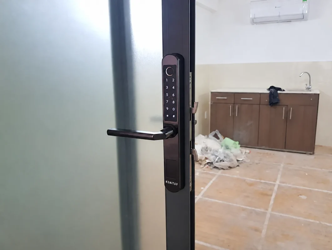 Khóa Kenitsu SX9 trên cửa nhôm kính mờ với tay gạt ngang