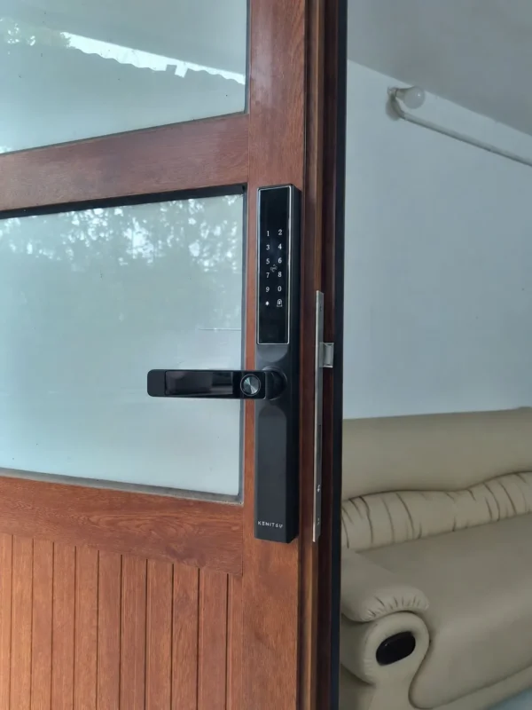 Khóa Kenitsu SW3 màu đen với bàn phím số và tay gạt trên cửa nhôm màu vân gỗ.
